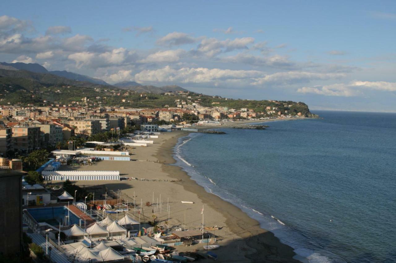 Le Finestre Sul Mare Lägenhet Albissola Marina Exteriör bild